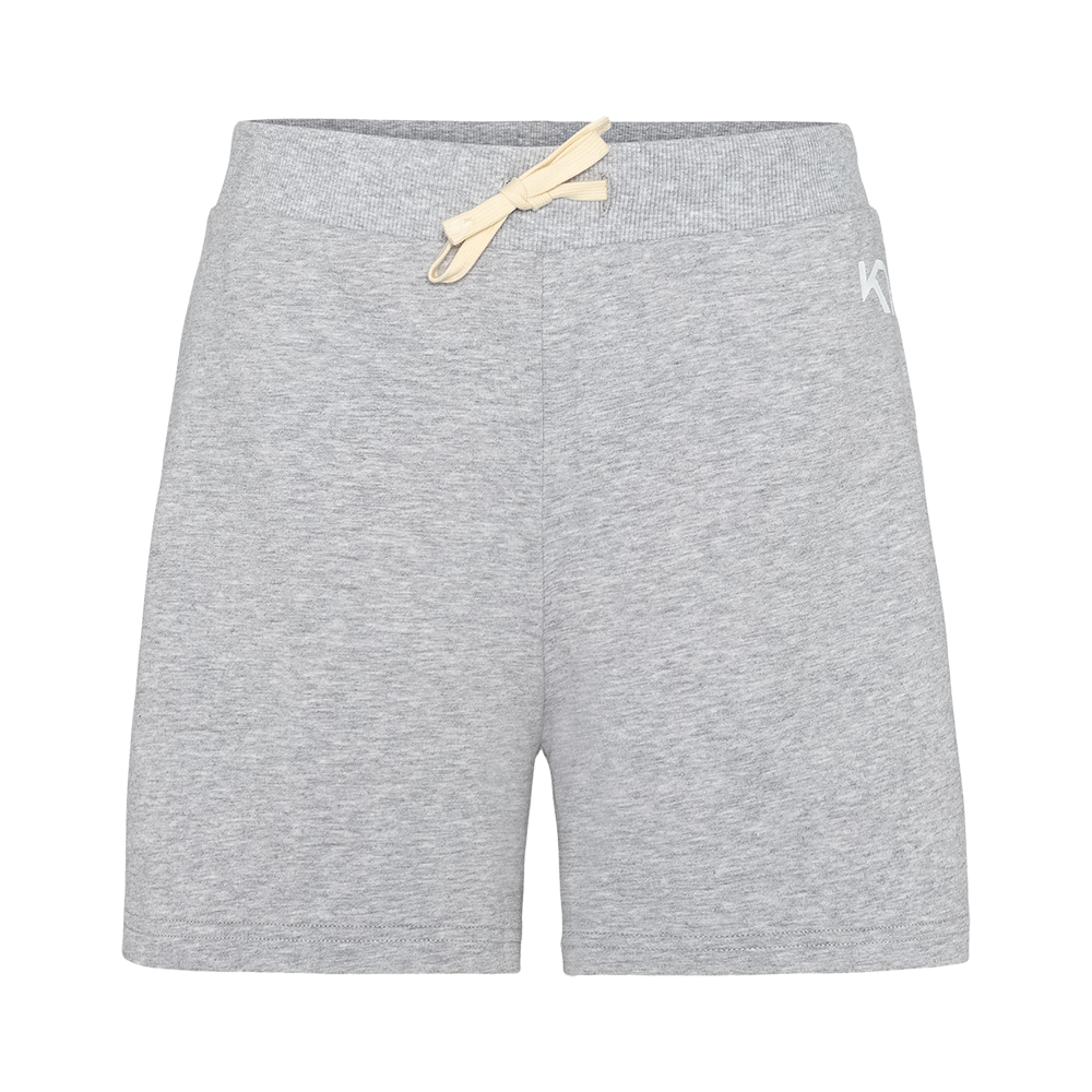 Grå sweatshorts i blødt, meleret bomuld med en ribstrikket linning og en cremefarvet snøre i taljen. Shortsen har en enkel, afslappet pasform med korte ben og en diskret hvid logo-detalje i siden. Minimalistisk og behagelig, ideel til hverdagsbrug, træning eller afslapning derhjemme. Et alsidigt basisitem, som kombinerer komfort og enkel stil.