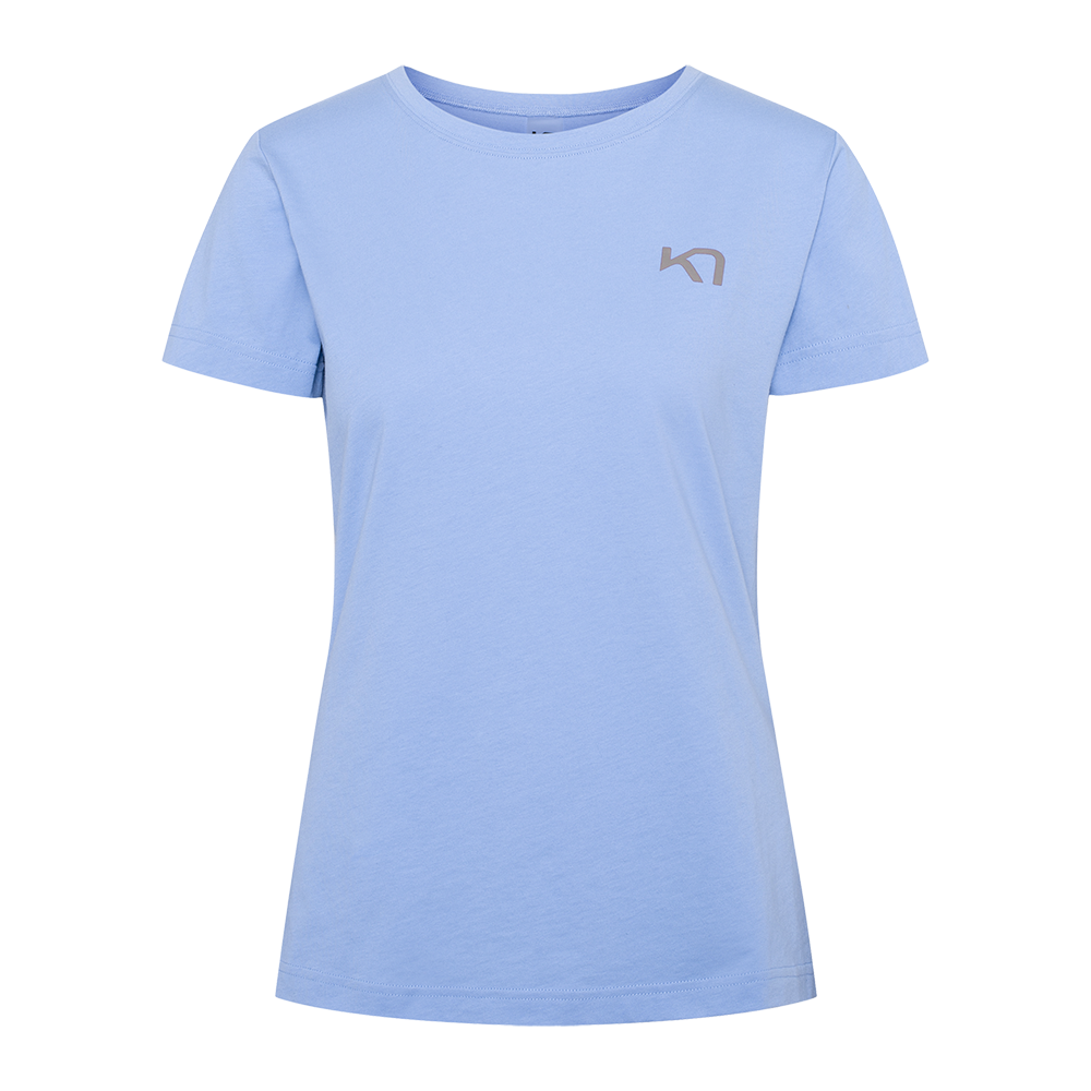 Lyseblå t-shirt i enkel og moderne stil med rund hals og korte ærmer. T-shirten har en let figursyet pasform og fremstår som blød bomuld med en ensfarvet overflade. Et diskret, mørkere logo er placeret på venstre bryst, hvilket giver et stilrent præg. Velegnet til afslappet hverdagsbrug eller lag-på-lag styling under jakker og cardigans.