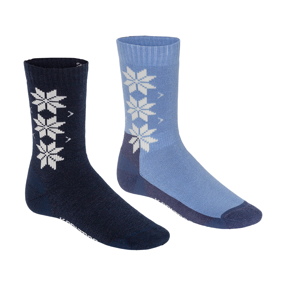 To varme, mønstrede sokker i vinterstil ses på billedet: én dyb marineblå og én lys blå, begge med hvide nordiske snekrystalmønstre langs skaftet. Sokkerne har forstærkede tå- og hælområder i kontrastfarve, ribbet kant og en blød, tæt strik, som signalerer komfort og holdbarhed. De passer til både afslappet hverdagsbrug og kolde udendørsaktiviteter.