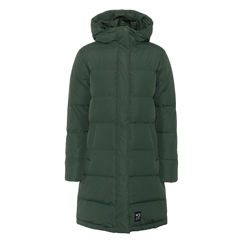 Billedet viser en varm, mørkegrøn dunfrakke med quiltede vandrette sømme og en rummelig hætte. Frakken er knælang med skjult lynlås og trykknapper foran, sidelommer til hænderne og en enkel, minimalistisk silhuet. Den tykke polstring giver god isolering mod kulde, mens den matte overflade skaber et diskret, stilrent udtryk. Ideel til vinterbrug, praktisk og komfortabel til både byliv og fritid.