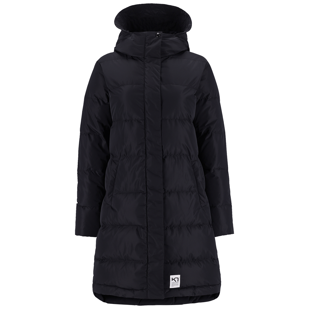 En lang, sort polstret vinterfrakke med hætte og tidløs, minimalistisk design. Jakken har brede, vandrette quiltede felter, skjult lynlås og trykknapper foran samt to sidelommer. Den falder til midt på låret og har en let buet kant. Et lille, lyst logo ved underkanten giver et diskret finish. Velegnet til kolde, blæsende dage.