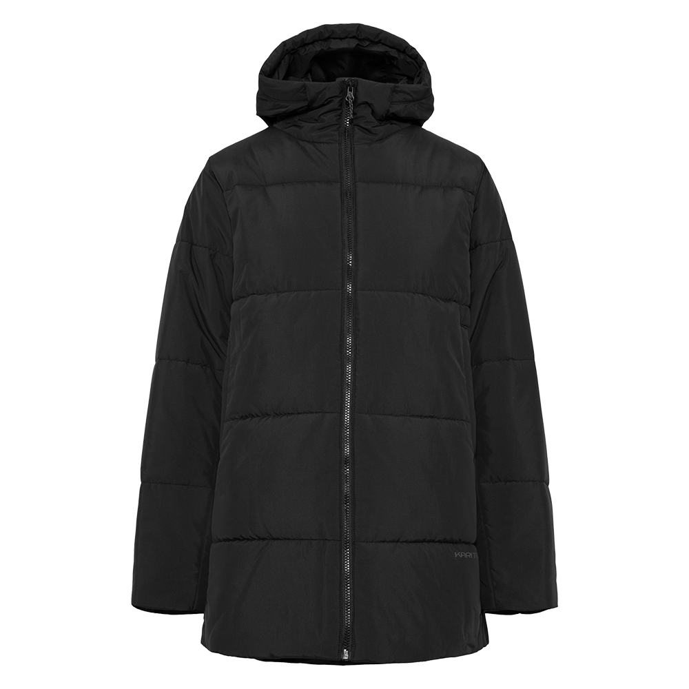 Sort, let quiltet vinterjakke med hætte og fuld lynlås foran. Jakken har brede vandrette polstringspaneler, lange ærmer og en let forlænget ryg, der giver ekstra varme. Minimalistisk design uden synlige lommer eller pynt, velegnet til både hverdag og udendørs brug. Den matte overflade og rene silhuet gør jakken tidløs og nem at kombinere med forskelligt tøj til kolde dage.