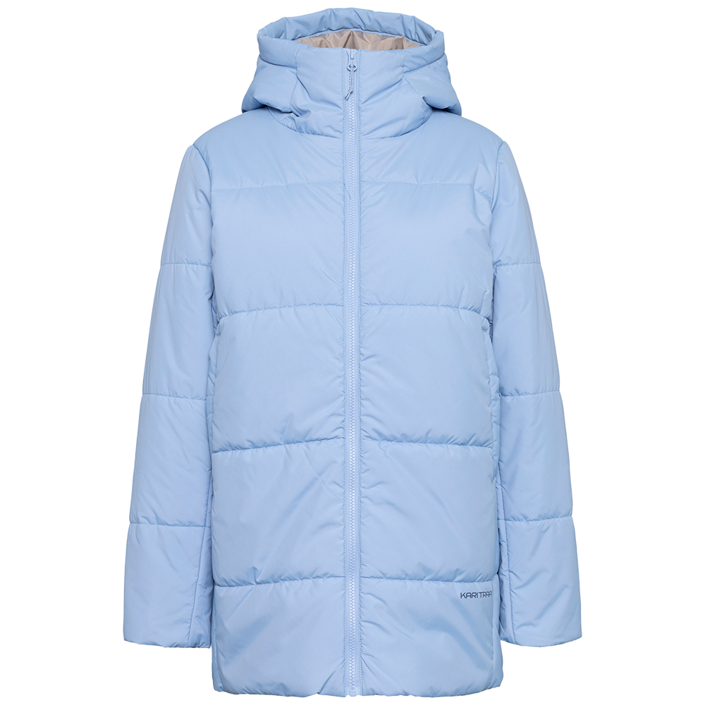 En lyseblå, vatteret vinterjakke med hætte og gennemgående lynlås. Jakken har en enkel, boxy silhuet med horisontale quiltede sømme, der giver et blødt og isolerende udtryk. Materialet ser glat og let skinnende ud, hvilket understreger det moderne, minimalistiske design. Denne hoftelange jakke fremstår praktisk og varm, ideel til kolde hverdage, hvor komfort og enkel stil prioriteres.