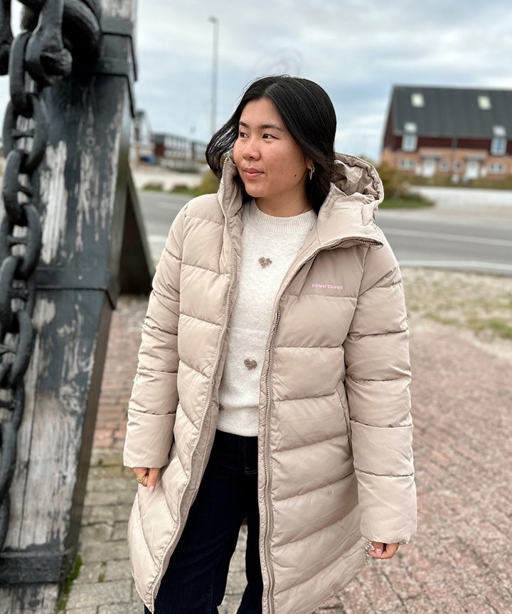 kari-traa-w-linn-parka-sand-livsstil.jpg