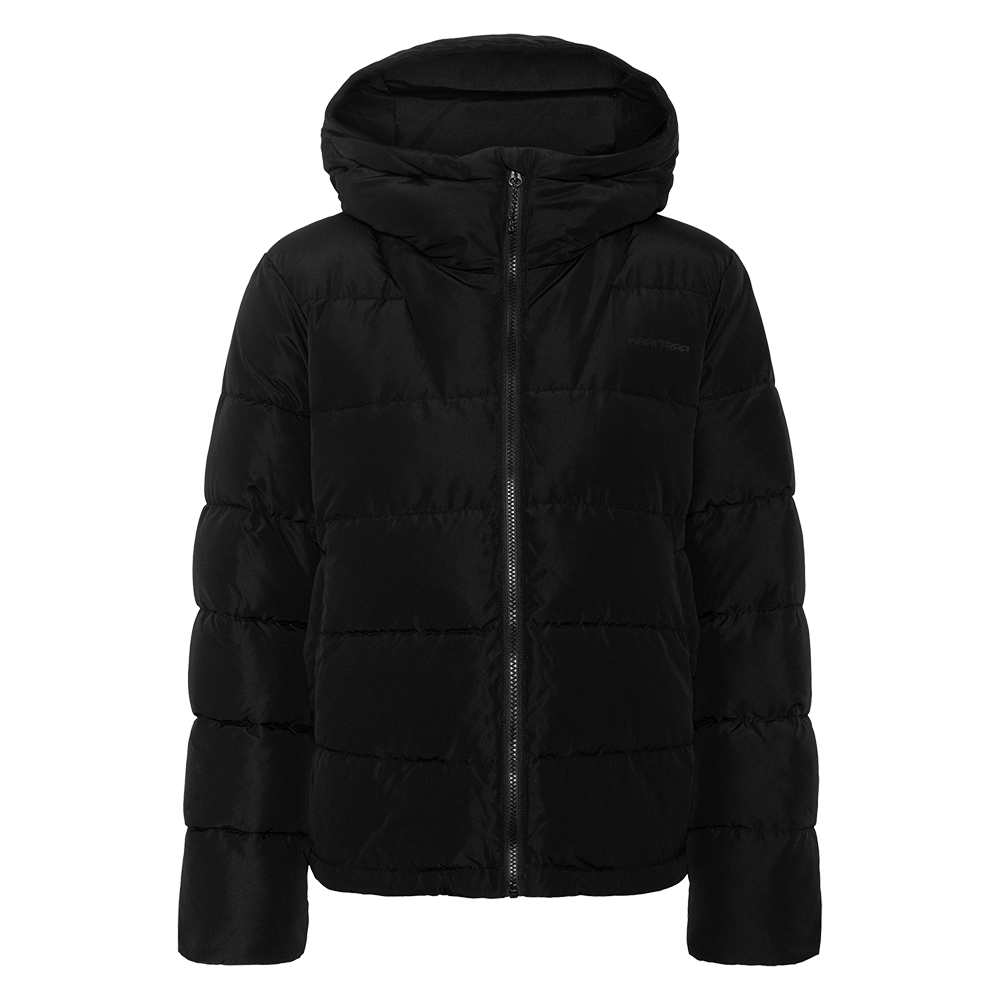 Sort, polstret pufferjakke med hætte og central lynlås. Jakken har brede, vandrette quiltede felter, der giver et blødt, varmt udtryk og et minimalistisk design. Den ser rummelig og komfortabel ud med lange ærmer og en kortere længde, ideel til koldt hverdagvejr. En tidløs og funktionel jakke, der kombinerer varme og enkel stil uden unødvendigt pynt.