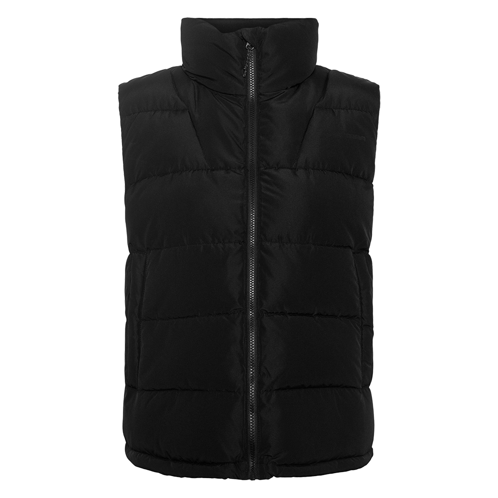 Sort polstret vest med høj krave og central lynlås. Den har et enkelt, tidløst design og quiltede sømme, der giver ekstra isolering og et voluminøst udtryk. Vesten er ideel til lag-på-lag om efteråret og vinteren, når du ønsker bevægelsesfrihed uden at fryse på kroppen. Den matte overflade og neutrale farve gør den nem at kombinere til både hverdag og fritid.