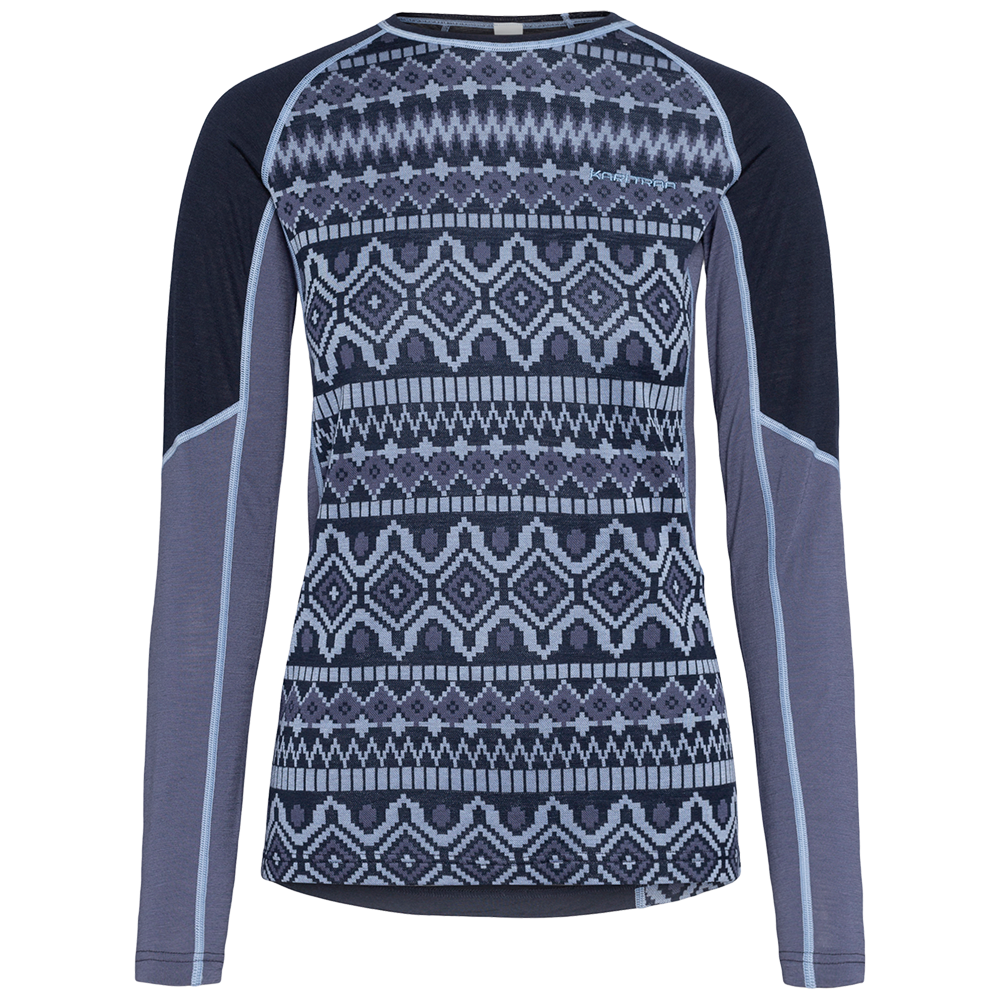 Langærmet, tætsiddende undertrøje med nordisk inspireret mønster i blå og grå nuancer. Fronten prydes af gentagne geometriske bånd, mens ærmerne er ensfarvede med kontrastsyninger. Materialet virker teknisk og elastisk, velegnet som baselag under kolde forhold. Designet kombinerer funktionalitet og stil, ideelt til udendørsaktiviteter og lag-på-lag påklædning. Rund halsudskæring og flade syninger øger komforten, og et diskret logo sidder på brystet.