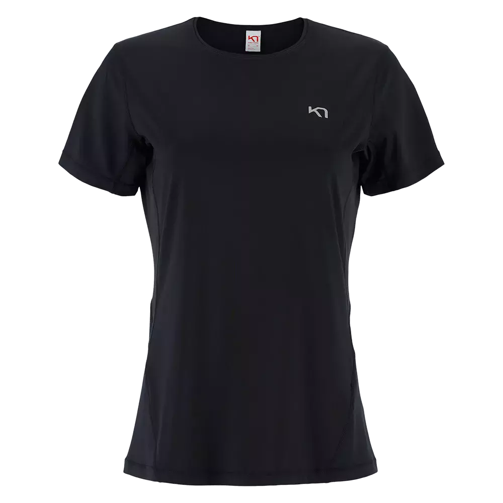 Sort, kortærmet t-shirt til kvinder med rund hals og en enkel, figursyet pasform. Trøjen har korte ærmer, rene syninger og et diskret lille logo på venstre bryst. Materialet fremstår let og glat, hvilket antyder hurtigtørrende og åndbare egenskaber, ideel til træning eller hverdagsbrug. Stilren og minimalistisk design, let at kombinere med både sportstights og jeans.