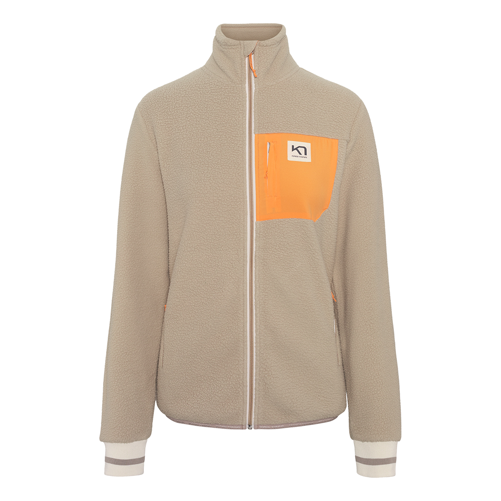 En varm og stilren fleecejakke i beige med blød teddystruktur. Jakken har høj krave og hellyslukning med lyse lynlåse. Et iøjnefaldende orange brystpanel med lynlåslomme og logo skaber kontrast. Sidelommer med skjult lynlås, ribstrikkede ærmeafslutninger med stribede detaljer og en let, afslappet pasform gør den praktisk og moderne til hverdag og outdoor-brug.