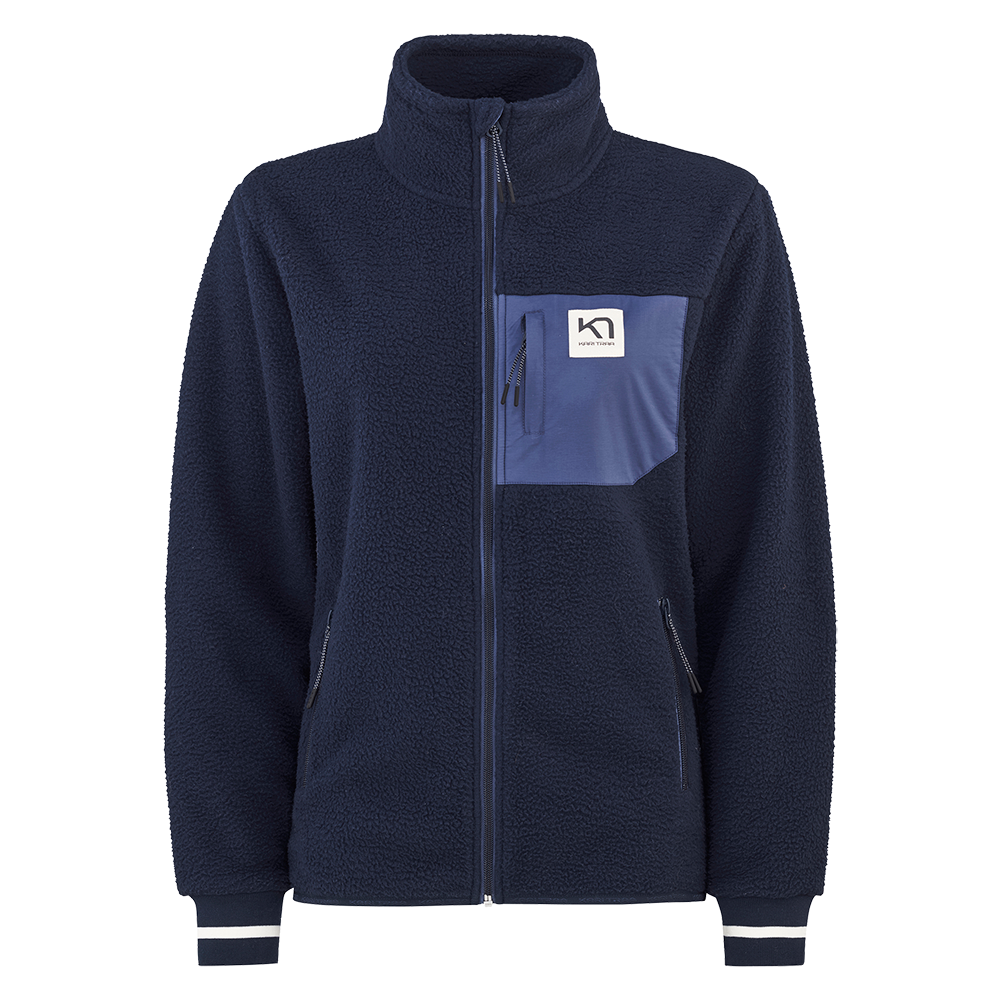 En mørkeblå fleecejakke med lynlås og høj krave, lavet i blød, pelslignende polarfleece, der holder på varmen. Jakken har kontrastfarvet brystlomme med lynlås og lille logo, samt to sidelommer med lynlås. Ribkanter ved ærmerne med diskret stribe giver et sporty finish. Enkel og funktionel i snittet, velegnet til hverdag og udendørsaktiviteter på kølige dage.