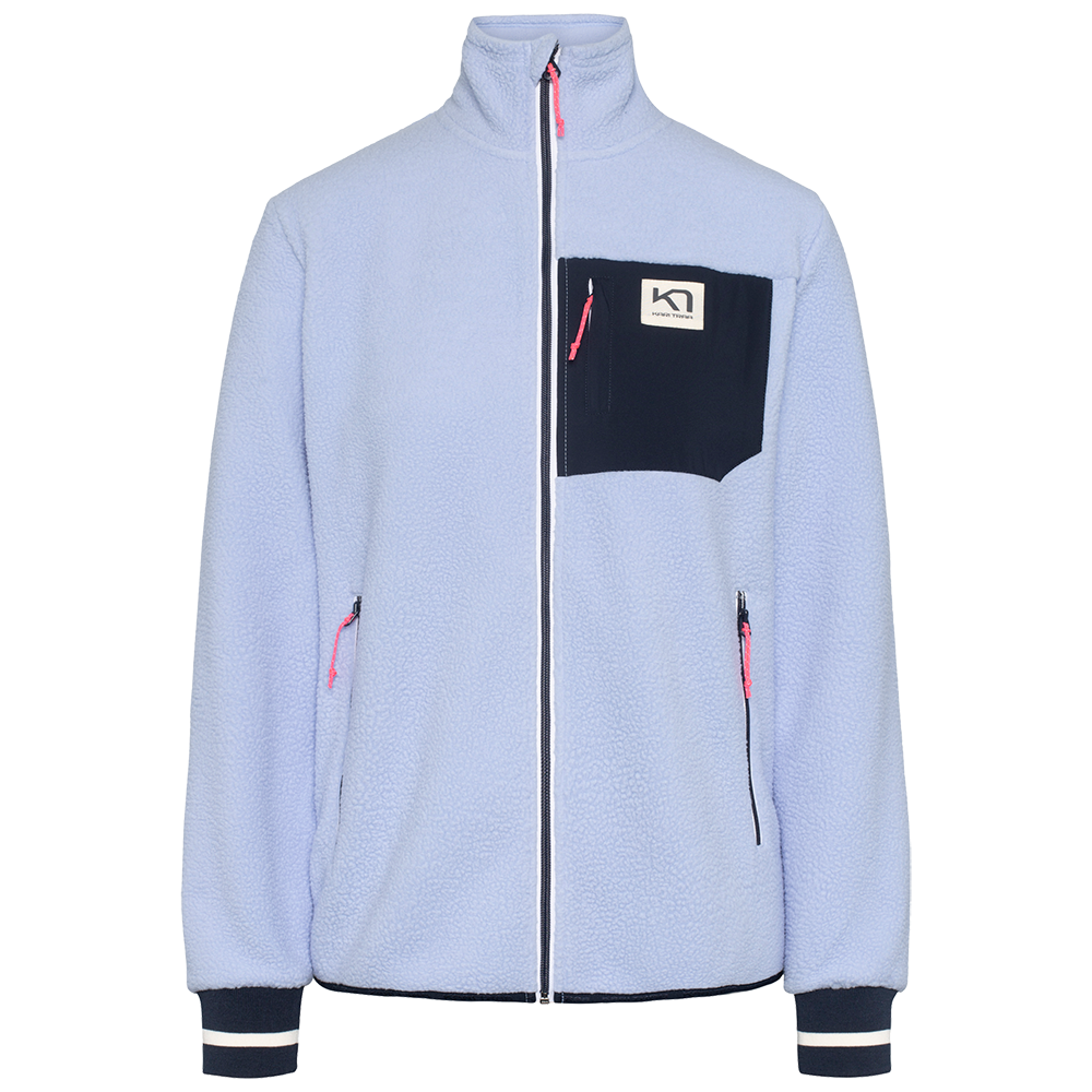 Lyseblå fleecejakke med fuld lynlås og høj krave. Jakken har blødt, bouclé-agtigt stof, mørkeblå brystlomme med lille logo og kontrastfarvede lynlåstræk i pink. To sidelommer med lynlås og elastiske manchetter i mørkeblå med hvide striber giver ekstra varme og pasform. Enkel, sporty og funktionel jakke, velegnet til hverdag eller udendørs aktiviteter på kølige dage.