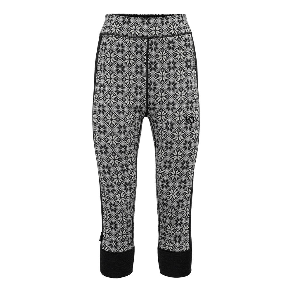 Disse mønstrede thermobukser er trekvartlange, tætsiddende og har et klassisk sort-hvidt nordisk mønster med små stjerner i diamantfelter. Elastisk linning og kontrastfarvede sømme sikrer god pasform, mens mørke ribmanchetter ved benenderne holder varmen. Ideelle som baselag under ski- eller vintertøj eller til afslappet hverdagsbrug på kolde dage. Materialet fremstår blødt og isolerende.