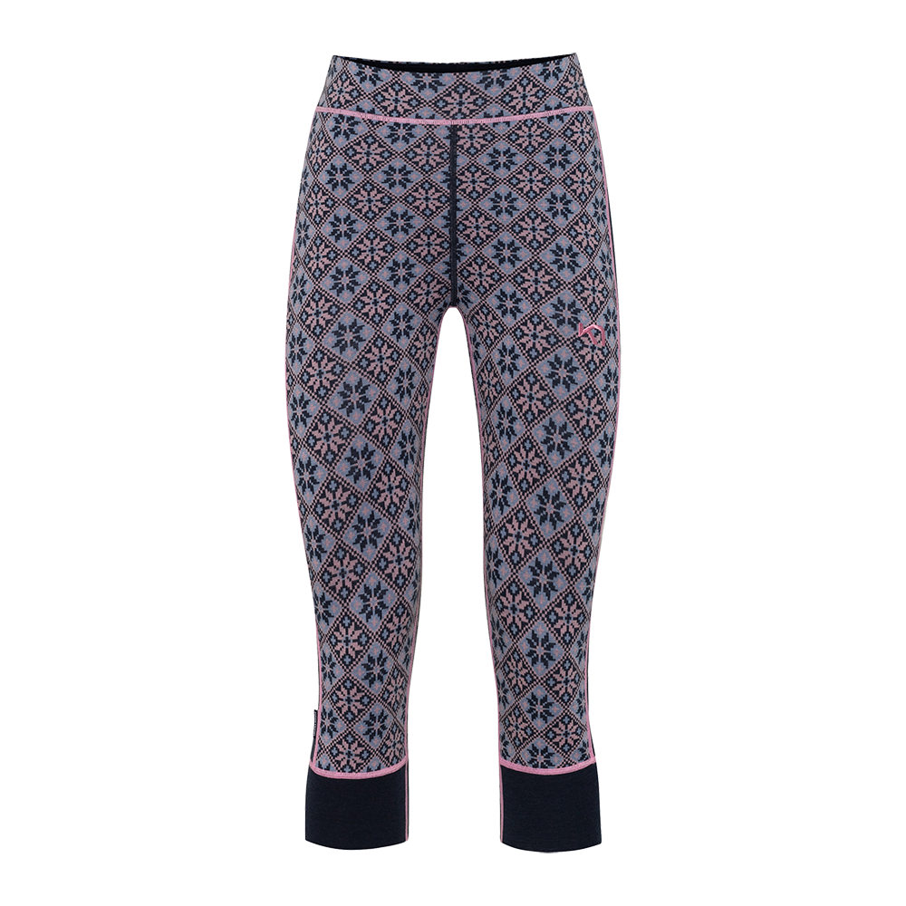 Disse trekvart-lange leggings har et karakteristisk nordisk mønster i blå og lyserøde nuancer. De sidder tæt med høj talje og flade syninger for komfort, og afsluttes med mørke, ribbet ankler med lyserød kant. Det elastiske snit og det tætsiddende design gør dem ideelle som varmt lag under ski- eller vintertøj eller til afslappet hverdagsbrug, hvor både stil og funktion prioriteres.