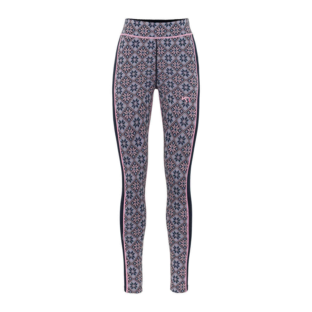 Disse leggings har et tæt, figursyet snit med høj talje og et klassisk nordisk mønster i blå og lyserøde nuancer. Et smalt, mørkt sidelæns bånd fremhæver benenes længde, mens det gentagne stjernemotiv giver et hyggeligt og stilrent udtryk. Materialet virker elastisk og velegnet til både fritid, skiture og træning, hvor komfort og et feminint, dekorativt look ønskes.