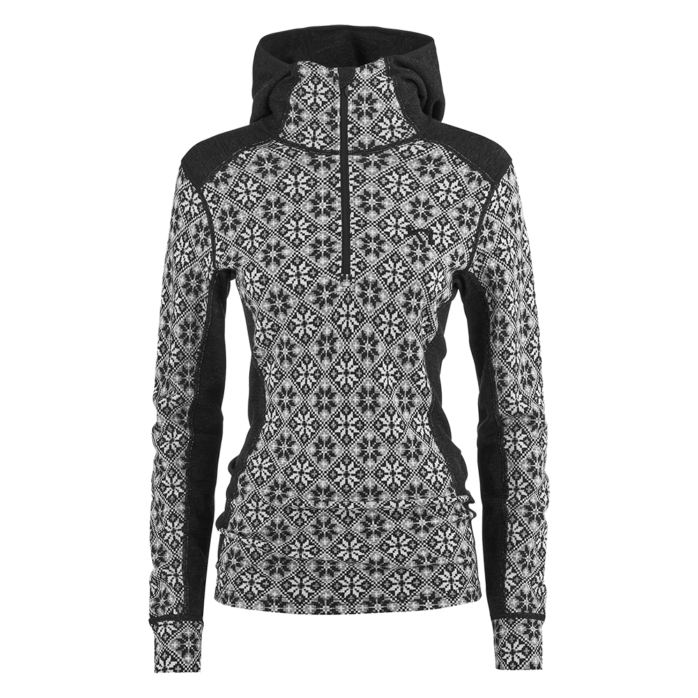 Langærmet, tætsiddende hættetrøje med uld-lignende struktur og traditionelt nordisk mønster i sort, grå og hvid. Modellen har høj krave med halv lynlås, indbygget hætte og mørke kontrastpaneler langs sider og ærmer for øget bevægelsesfrihed. Slank pasform, forstærkede skuldre og praktisk længde ved hofterne gør den velegnet til vinteraktiviteter og som et godt lag-på-lag under en skaljakke.