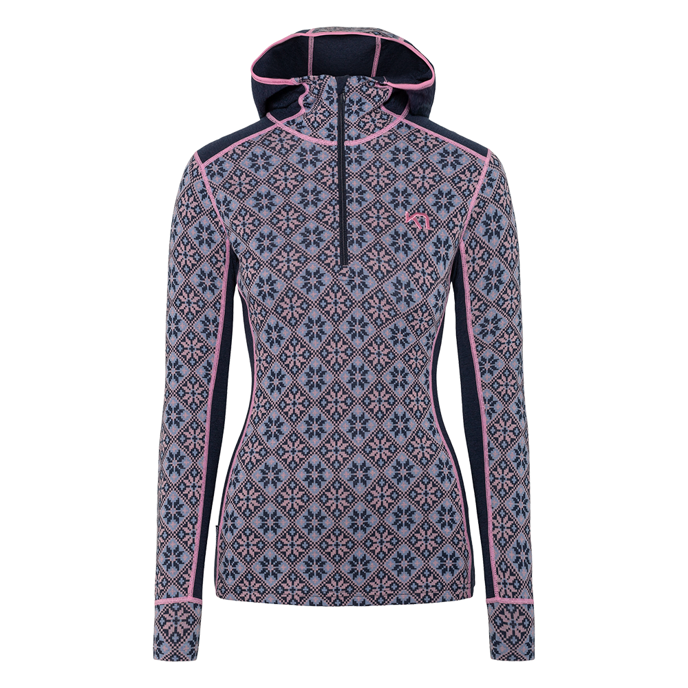Langærmet, tætsiddende trøje med hætte og en kort lynlås foran, i et nordisk, rombeformet mønster i mørkeblå og lyserød. Trøjen har kontrastpaneler i mørkeblå langs siderne og lyserøde syninger, der fremhæver figuren. Materialet ser blødt og elastisk ud, velegnet som varm baselayer til vinteraktiviteter, med god bevægelsesfrihed og udendørsbrug. Komfortabelt.
