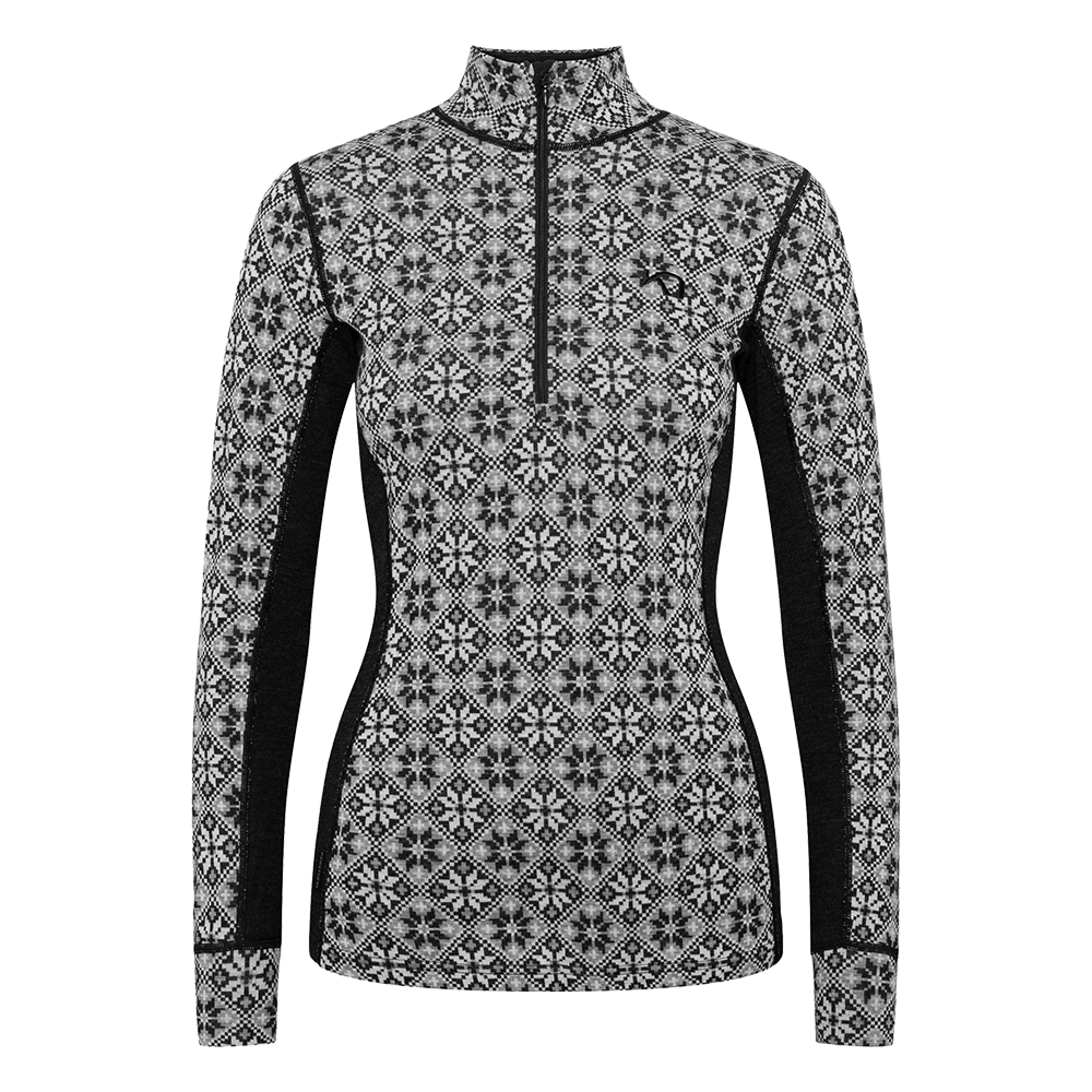 Langærmet, tætsiddende trøje med høj krave og kort lynlås, udført i et sort-hvidt nordisk mønster af stjerner og diamanter. Sorte kontrastpaneler langs sider og under ærmerne fremhæver figuren. Trøjen virker varm og teknisk, ideel som mellemlag under skituren eller til hverdag om vinteren. Stilfuld kombination af traditionelt mønster og moderne, funktionelt snit.