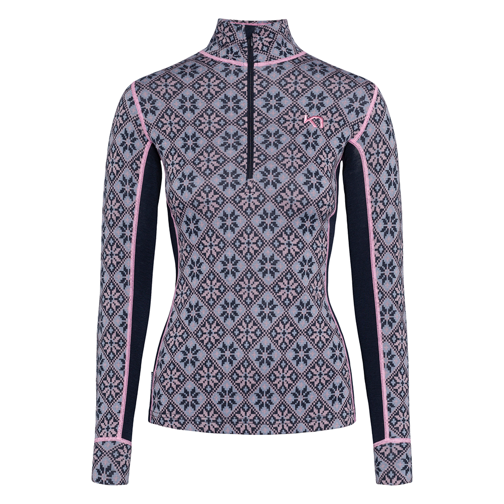 Langærmet, tætsiddende base layer med høj hals og halv lynlås, udført i et teknisk, varmende materiale. Blusen har et klassisk nordisk mønster i lysegrå, navy og lyserød, kontrastpaneler langs siderne og lyserøde fladlock-sømme som detaljer. Feminint skåret med lange ærmer og komfortable manchetter — velegnet som inderlag ved skiløb, vandring eller andre kolde vinteraktiviteter.