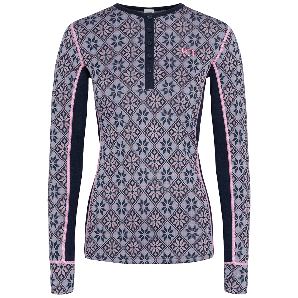 Langærmet trøje med nordisk mønster i blå og lyserøde nuancer. Trøjen har et tæt, kropsnært snit, knaplukning i halsen og lange ærmer med afslutning ved håndleddet. Mørkeblå sidepaneler og lyserøde kantninger fremhæver faconen, mens det gentagne stjerne- og diamantmotiv giver et klassisk vinterlook. Velegnet som isolerende baselayer under jakke eller som dekorativ hverdagsbluse på kolde dage.
