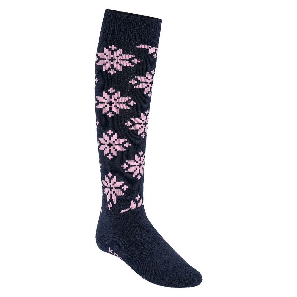 Et mørkeblåt, knæhøjt strømpe i strikket materiale med et gentaget mønster af lyserøde snefnug-lignende blomster. Strømpen har en tætsiddende ribkant øverst og forstærket tå og hælområde, hvilket giver et robust og komfortabelt udtryk. Designet er både dekorativt og funktionelt, velegnet til kolde dage og vintergarderobe, hvor den kombinerer varme med et feminint, nordisk inspireret mønster.