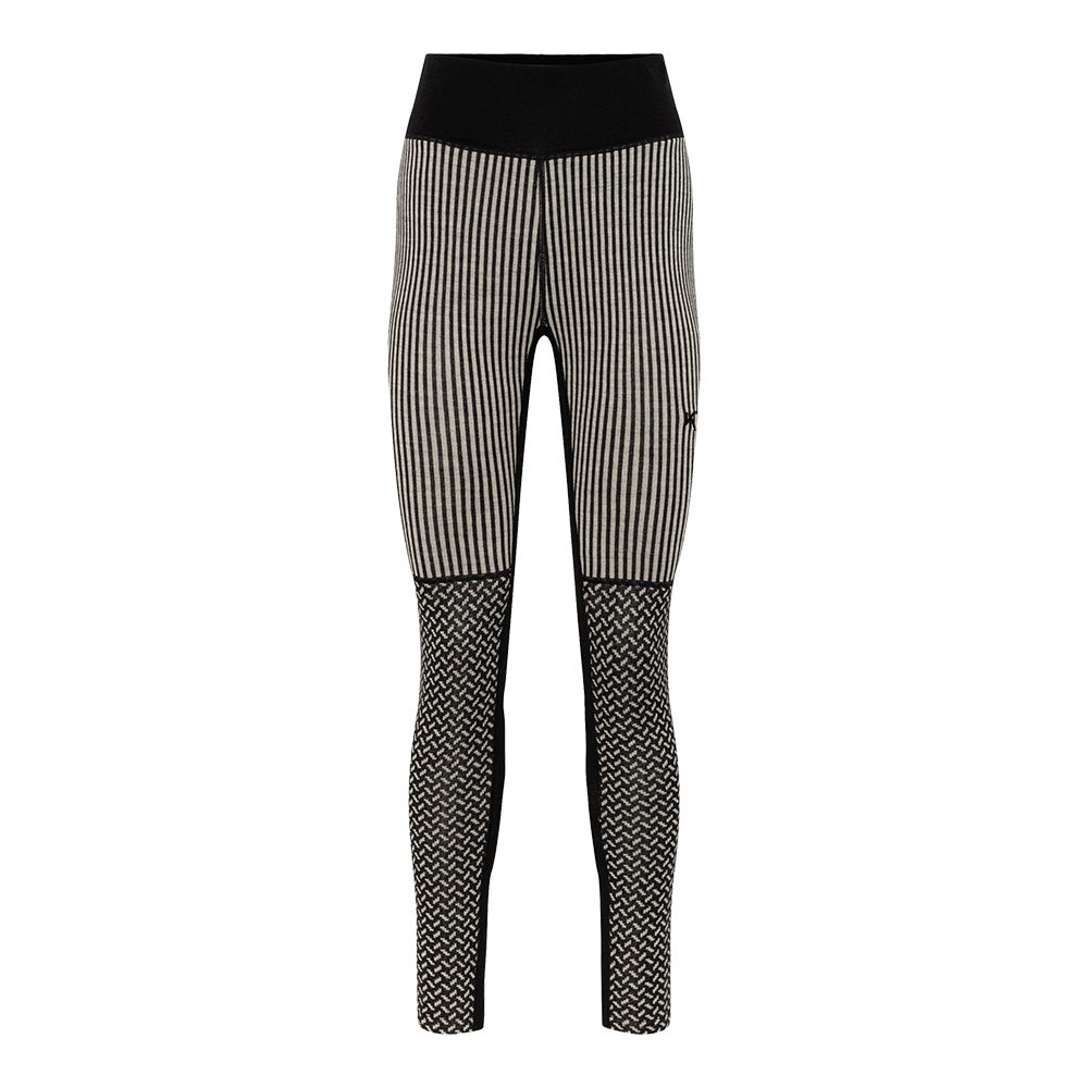 Et par moderne leggings i sort og off-white med høj, bred elastisk talje. Overdelen har lodrette, smalle striber, mens underdelen skifter til et tæt, vævet mønster omkring knæ og lægge. Kontrasterende sorte sømme fremhæver silhuetten og skaber et grafisk udtryk. Materialet virker tætvævet og fleksibelt, velegnet til både hverdag og aktivt brug med en stilren, struktureret finish.