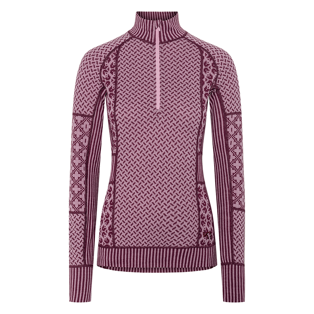 Langærmet, figursyet strikbluse med høj krave og halv lynlås. Mønstret i nuancer af lyserød og vinrød med gentagne geometriske motiver, striber ved kanter og varierede strikketeknikker. Ribstrik ved ærmer, krave og kant, dekorative paneler langs siderne og ærmerne. Udførelsen giver et varmt, hyggeligt udtryk — velegnet som lag-på-lag til koldt vejr eller som et stilfuldt hverdagsplagg.