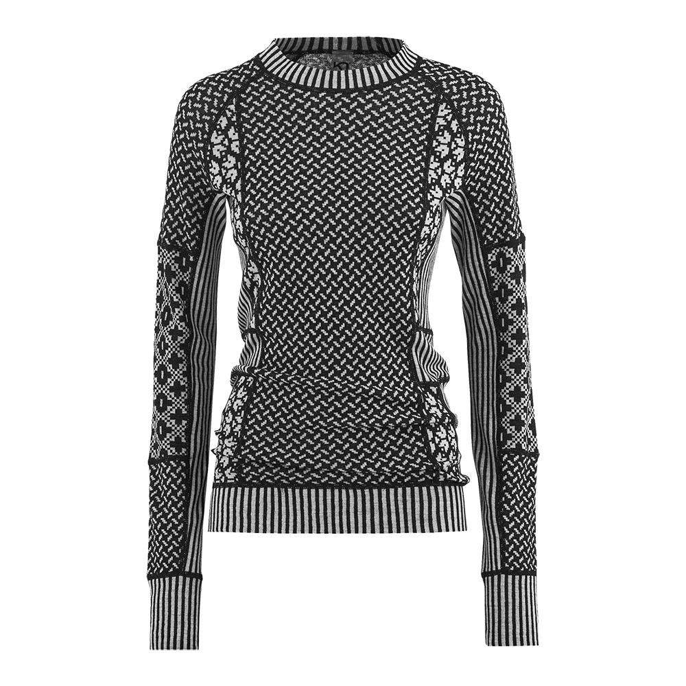 En sort-hvid strikket trøje med komplekse mønstre og tætte teksturer. Rund hals og lange ærmer har kontrastfyldte striber og jacquard-inspirerede motiver langs siderne. Korpus viser et tæt, zigzag-lignende mønster, mens manchetter og kant har markante skråstriber for struktur. Trøjens snit er figursyet med dekorative indlæg, der skaber både varme og et moderne, grafisk look velegnet til både hverdag og stilfulde lag-på-lag outfits.