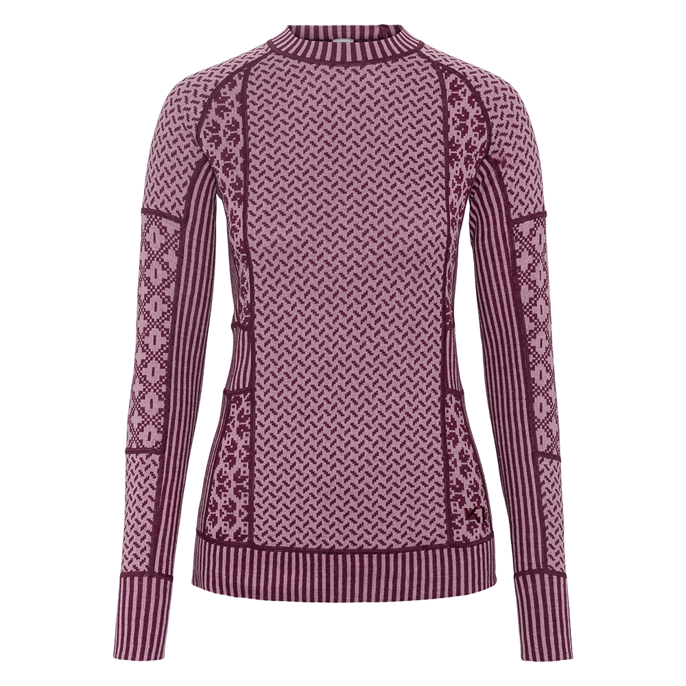 En elegant, tætsiddende striktrøje i nuancer af lys rosa og dyb lilla med fine nordisk-inspirerede mønstre. Trøjen har rund hals, lange ærmer og ribkant i bund og ærmer. Det detaljerede jacquard-strik skaber variation mellem små geometriske motiver og stribede partier, hvilket giver et både varmt og stilfuldt udtryk, perfekt til både hverdag og vintergarderoben.