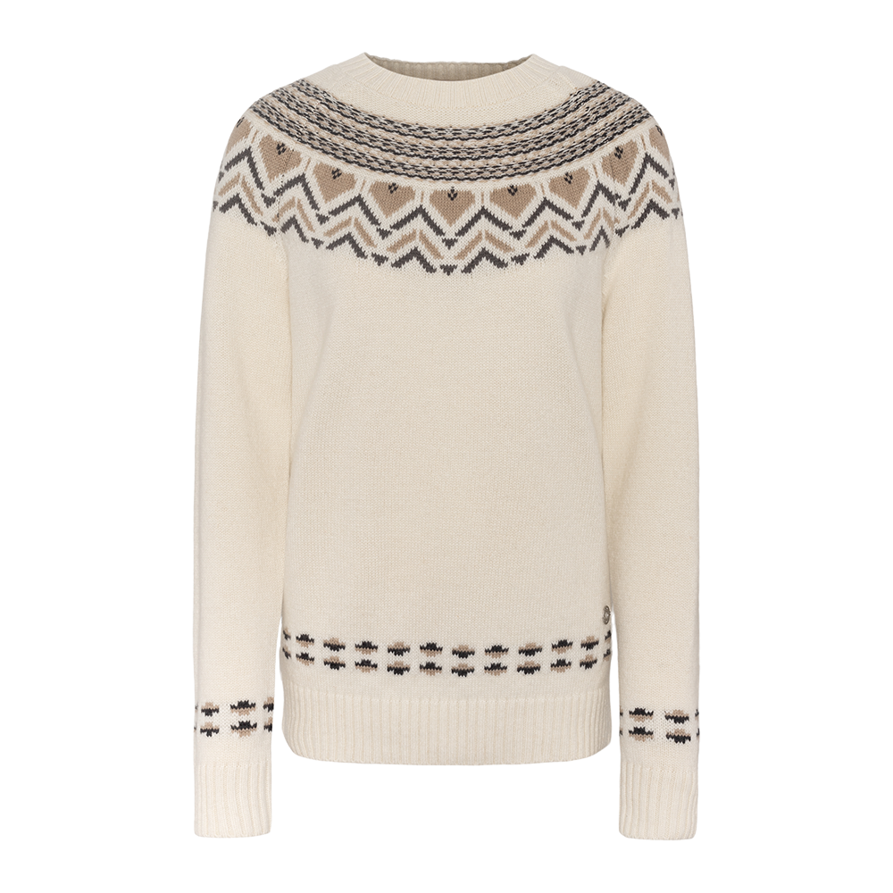 En varm, cremefarvet sweater med rund hals og tæt strik, perfekt til kolde dage. Øverst ved bærestykket ses et nordisk-inspireret mønster i beige, sort og brunt med geometriske elementer og små hjerteformer. Ærmer og kant har diskrete mønstre, som fuldender det enkle, hyggelige udtryk. Sweateren har en klassisk, lidt løs pasform og udstråler både tidløs elegance og komfort.
