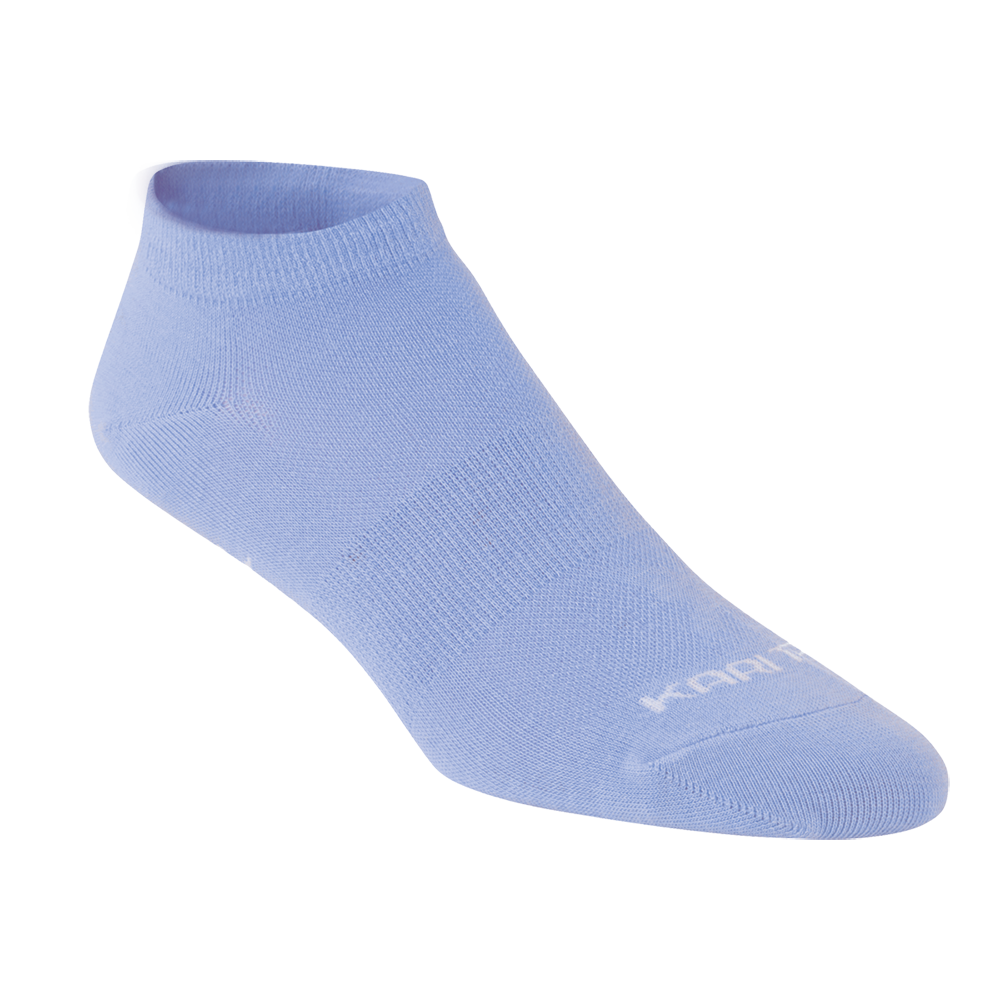 En enkelt lyseblå ankel-sok i lavt snit, vist fra siden på en neutral baggrund. Sokkestrikken er tæt og fin med ribkant ved anklen, forstærket tåparti og synlige strikkemønstre for ekstra støtte. Den enkle, diskrete stil og elastiske pasform gør sokken velegnet til både sport og hverdag, hvor komfort, åndbarhed og en pæn, minimalistisk æstetik prioriteres.