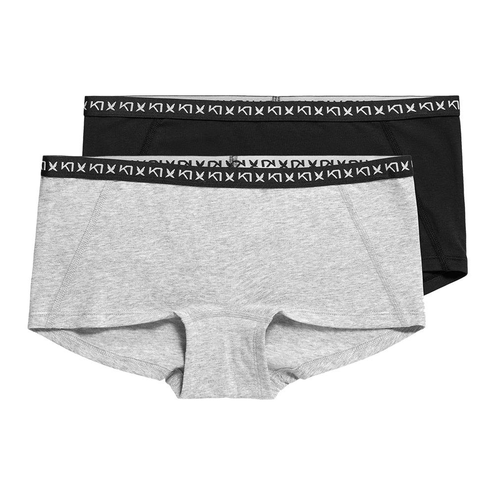 To par komfortable underbukser i hipster-stil ligger lagvis. Forrest er et lysegråt par i blød bomuldsblanding med flade syninger, bagved et ensartet sort par i samme snit. Begge har et sort elastikbånd med gentaget hvidt mønster langs livet. Designet er enkelt og funktionelt, med god dækning og en tæt, strækbar pasform, ideel til hverdagsbrug og daglig komfort.