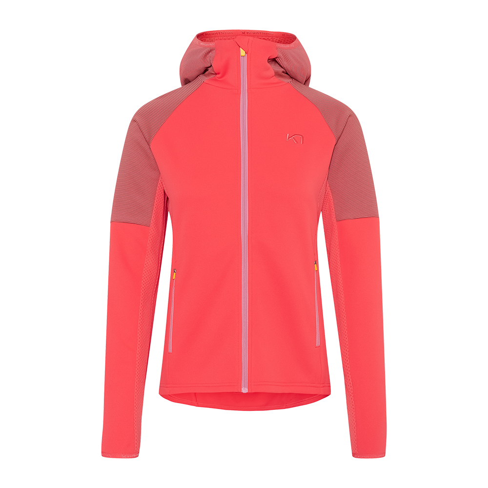 En sporty, koralrød softshell-jakke med hætte og fuld lynlås. Jakken har lange ærmer med fine, stribede teksturpaneler på skuldre og øverste ærmer, samt gennemgående mesh-indsatser i siderne for ventilation. To lynlåslommer med små gule trækstropper og et diskret logo på brystet fuldender designet. Jakken virker tætsiddende og funktionel til aktive udendørsaktiviteter og løb på kølige dage.