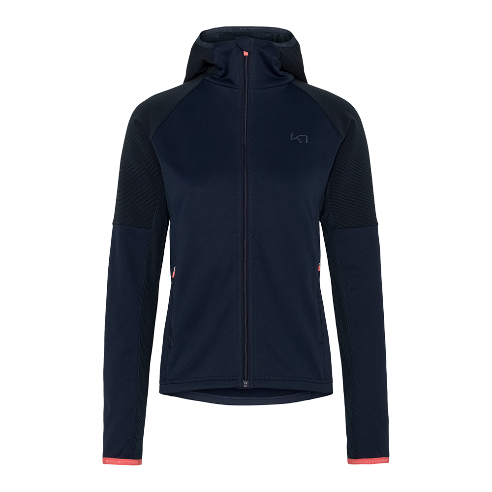 En elegant, mørkeblå hættejakke med fuld lynlås og tætsiddende, atletisk pasform. Jakken har strukturerede paneler på ærmer og skuldre, to lynlåslommer og en praktisk hætte. Små koralfarvede detaljer ved lynlåse og ærmekanter skaber kontrast. Materialet virker teknisk og åndbart, egnet til udendørs aktiviteter eller som sporty hverdagsjakke. Minimalistisk design og let forlænget bagkant giver både funktionalitet og stil.