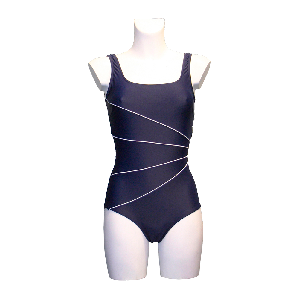 Billedet viser en mørkeblå badedragt på en hvid mannequin. Badedragten har brede stropper, en firkantet halsudskæring og en tætsiddende silhuet. Dekorative skrå hvide linjer snor sig rundt om kroppen og skaber et slankt, dynamisk udtryk. Stoffet virker glat og let skinnende, ideelt til svømning eller strandbrug. Stilen er enkel, elegant og tidløs, velegnet til både træning og fritid.