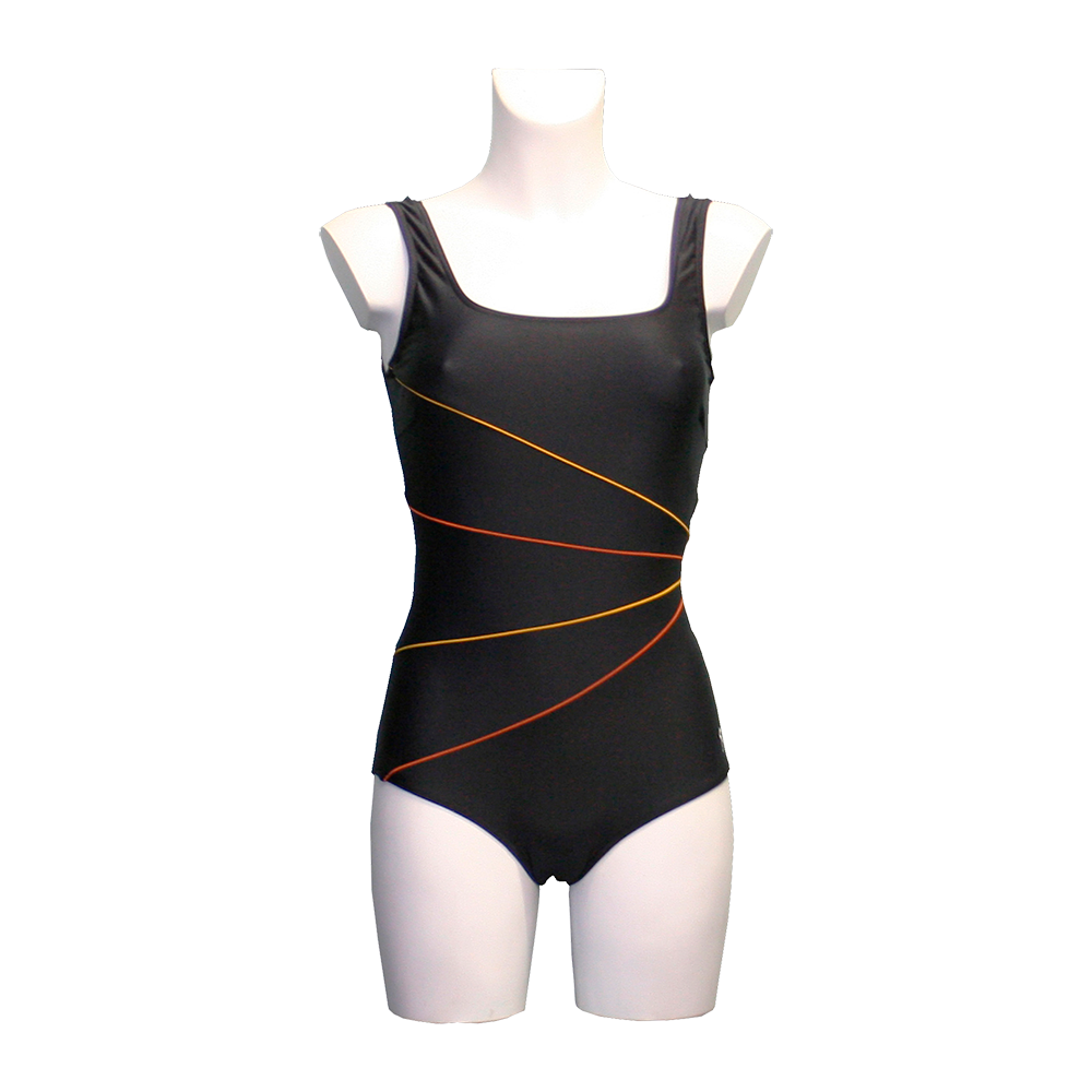 Sort badedragt i ét stykke vist på en hvid torso-mannequin. Modellen har brede skulderstropper og en firkantet udskæring foran, og sidder tæt til kroppen med normal benudskæring. Dekorative, skrå linjer i gule og orange toner snor sig rundt om livet og skaber et elegant, dynamisk mønster. Stoffet virker glat og elastisk, velegnet til både træning og almindelig strandbrug.