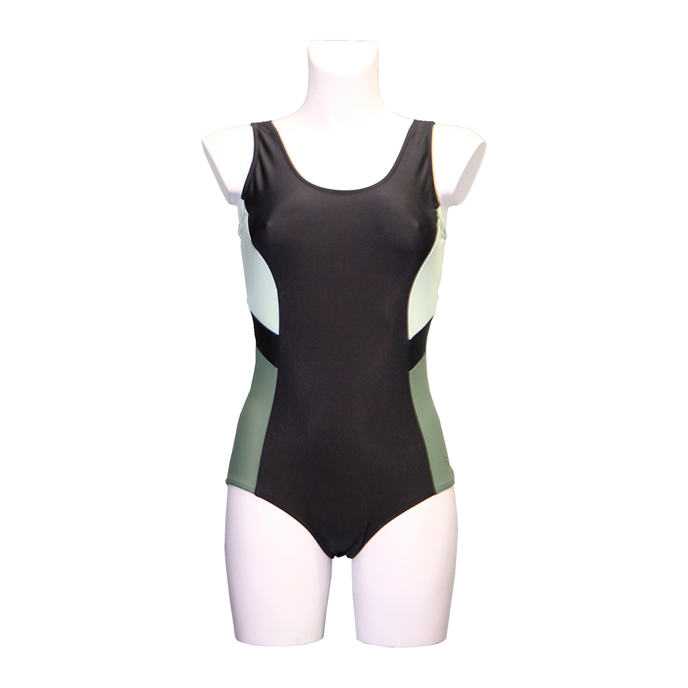 En smart og funktionel badedragt vist på en mannequin. Den har en klassisk scoop-hals og brede skulderstropper, med en slank, figurnær silhuet og moderat benudskæring. Farveblokkene i sort, olivengrønt og lysegrå skaber et sportigt og moderne udtryk, mens materialet virker glat og elastisk for god bevægelsesfrihed. Velegnet til både træning og fritidsbrug ved stranden eller poolen.
