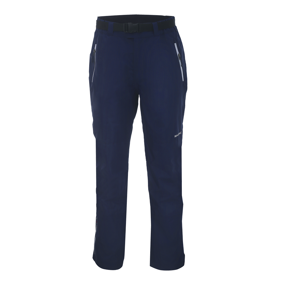 Disse mørkeblå frilufts‑bukser har et enkelt og funktionelt design med lige pasform og integreret bælte i taljen. To diagonale, forseglede lynlåslommer giver sikker opbevaring, mens slidstærkt, let vævet materiale sikrer bevægelsesfrihed og beskyttelse mod vejr. Diskrete reflekterende detaljer og et lille logo understreger det praktiske udtryk, hvilket gør bukserne velegnede til vandreture, daglig brug og aktive udendørsaktiviteter.