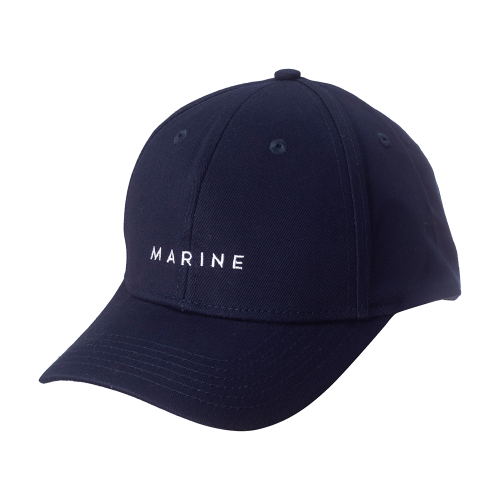 En mørkeblå baseballkasket i klassisk design med seks paneler og buet skygge. Stoffet virker som tæt bomuld eller twill med syede ventilationsøjer øverst. Foran er ordet "MARINE" broderet i hvide, rene bogstaver, hvilket giver et nautisk, minimalistisk udtryk. Kasketten fremstår struktureret og tidløs — perfekt til afslappet brug eller udendørs aktiviteter.
