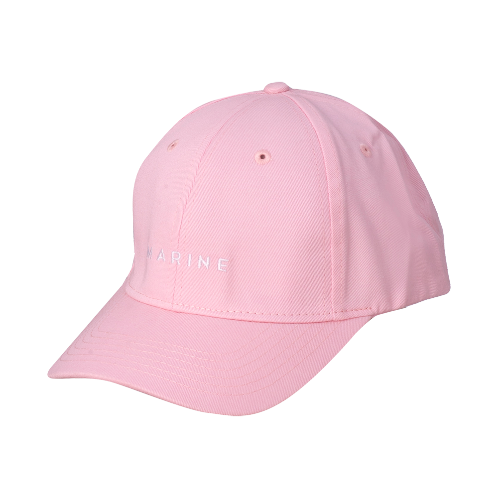 En lyserød baseballkasket med enkel og moderne stil. Kasketten er lavet i blødt stof med synlige syninger og ventilationshuller på toppen, samt en buet skygge foran. På fronten står det diskret broderet "MARINE" i hvidt, hvilket giver et subtilt brandpræg. Farven er pastelrosa og passer godt til både afslappede og sporty outfits, hvilket gør den velegnet til hverdag og udendørs aktiviteter.