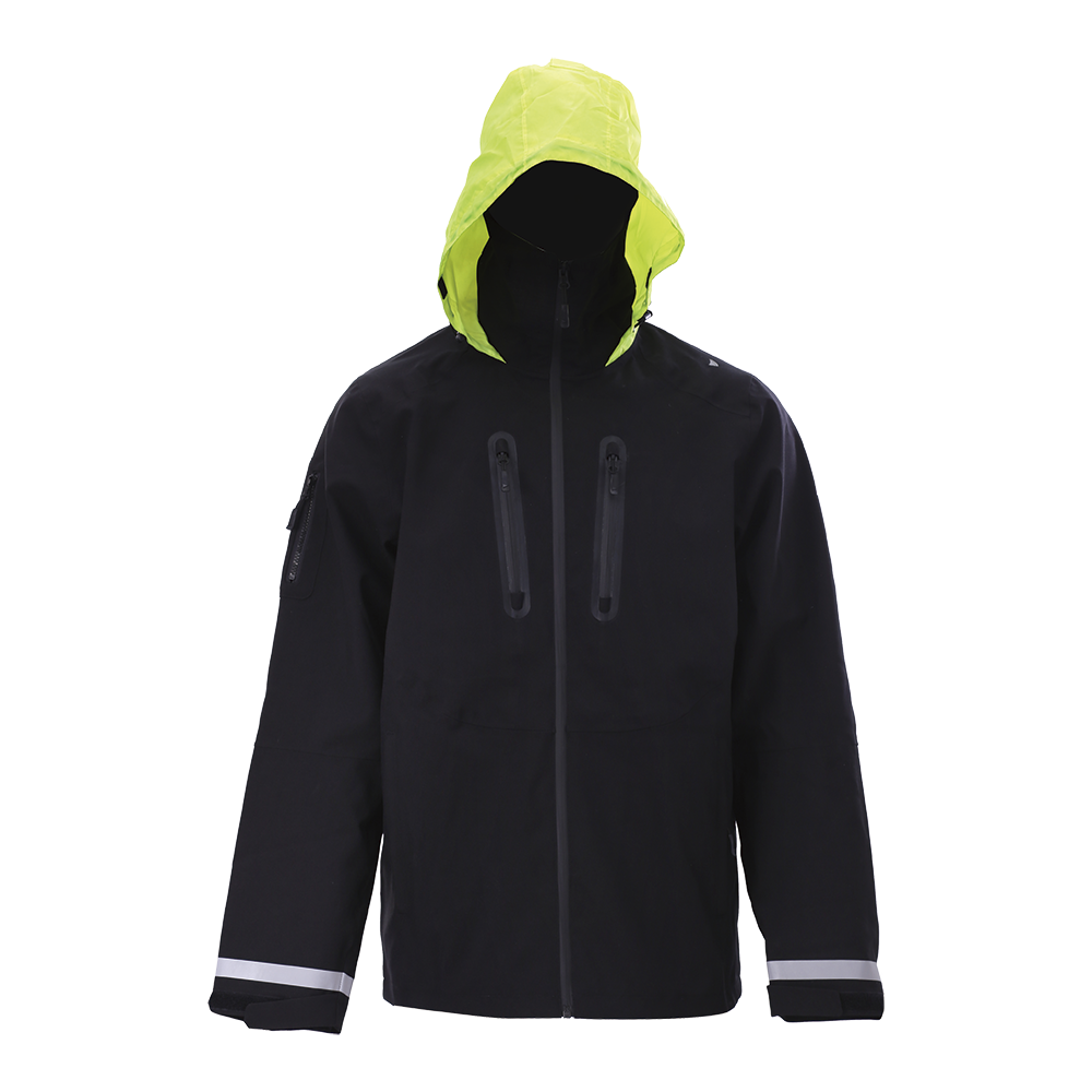 En praktisk og moderne regnjakke i sort med en skarp neongul hætte, der øger synligheden. Jakken har to lodrette brystlommer med vandtætte lynlåse, en ærmelomme og en central lynlås. Reflekterende detaljer ved ærmekanterne og en justerbar hætte giver ekstra sikkerhed og komfort. Robust og funktionel, velegnet til udendørs arbejde eller cykelture i vådt vejr.