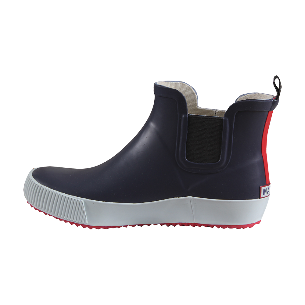Et enkelt, moderne gummistøvle i ankelhøjde, udført i mørkeblå med hvid sål og røde detaljer bagpå og under sålen. Støvlen har elastiske sider i Chelsea-stil for let påtagning samt en lille trækflap bagtil. Den rillede frontkappe og skridsikker bund gør den praktisk til regnvejr, samtidig med at det rene design giver et stilfuldt udtryk.