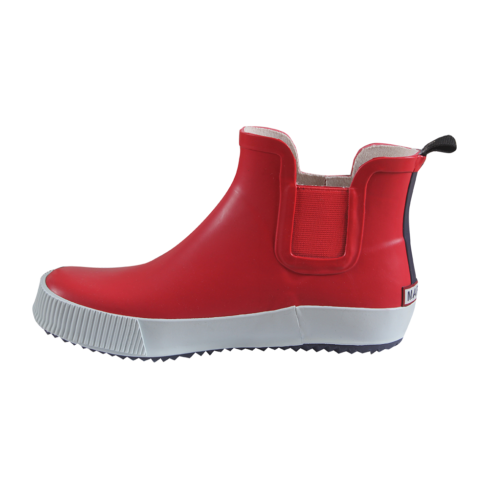 Et enkelt, moderne rødt gummistøvle i ankelhøjde med hvid sål og skridsikker bund. Støvlen har elastikindsatser i siderne, hvilket gør den nem at tage på og af, samt en lille sort hæl-loop bagtil. Designet kombinerer funktionalitet og stil med glat overflade, afrundet tå og mønstret sål. Velegnet til regnvejr og hverdag, hvor farven skaber et frisk udtryk.