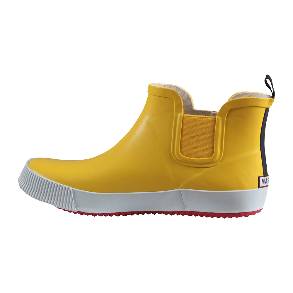 Den gule gummistøvle i billedet er en kort, ankelhøj model med elastiske sider og en praktisk trækskammel bagtil. Slidstærk hvid sål med rødt mønster giver godt greb i vådt vejr, mens den glatte overflade gør den nem at rengøre. Designet kombinerer funktionalitet og et moderne, farverigt udtryk — ideel til regnvejr, havearbejde eller en farverig hverdagsstil.