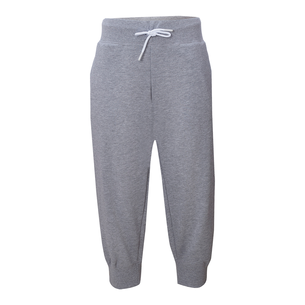 Grå sweatpants i blødt, let børstet materiale med elastisk talje og hvid snøre. Bukserne har afslappet pasform, lidt kortere længde og ribafslutninger ved anklerne for et sporty look. De er ideelle til afslapning, let træning eller hverdagsbrug og kan nemt styles med t-shirt eller oversized hoodie. Et praktisk og komfortabelt valg til kolde dage.