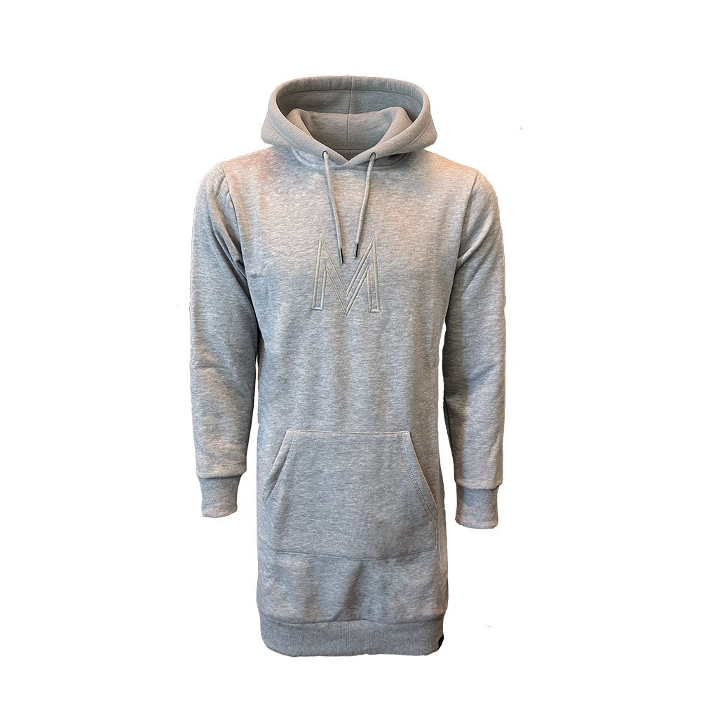 Lysegrå hættetrøjekjole i blød fleece med afslappet pasform og lange ærmer. Den har rummelig kængurulomme foran, justerbar snor i hætten og ribkanter ved ærmer og kant. Et diskret, broderet M-logo pryder brystet og giver et minimalistisk look. Perfekt til afslappede dage eller som komfortabel hverdagsdragt, kombineres nemt med sneakers eller støvler.