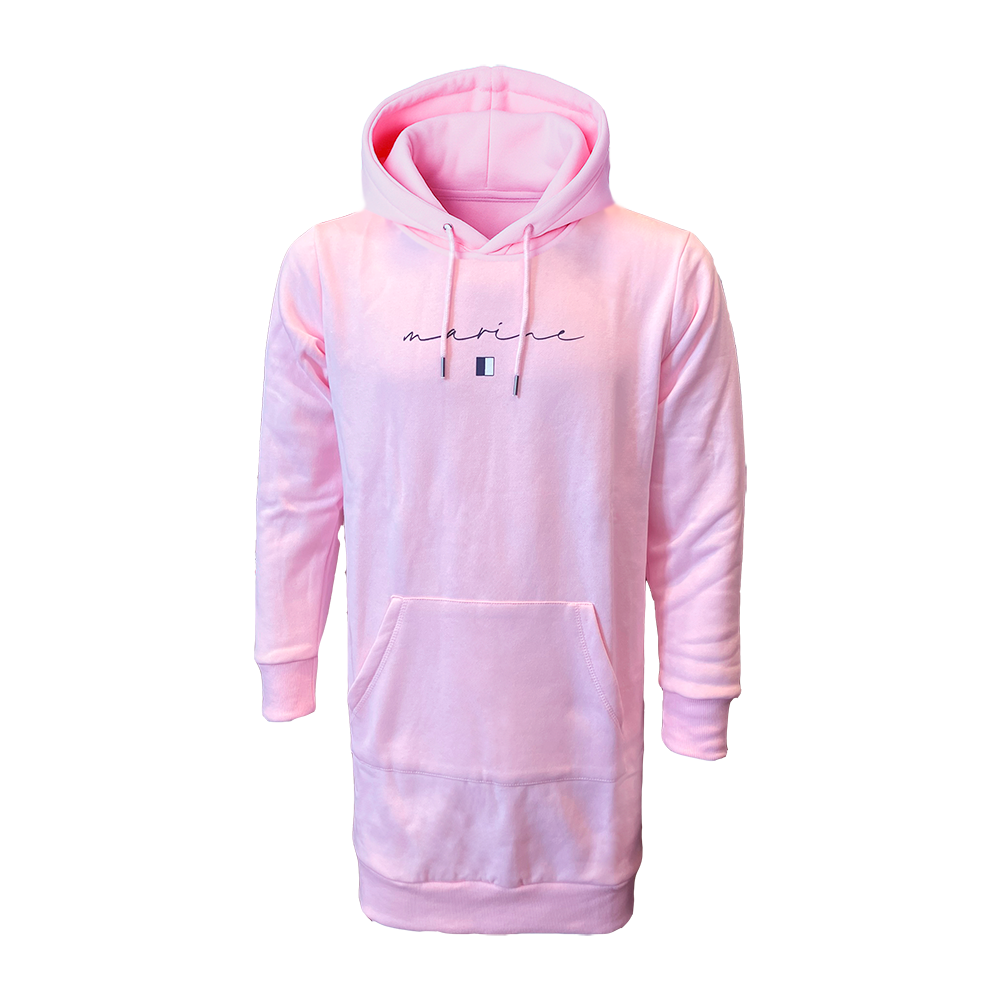 Lyserød hættetrøje i sweatshirt-kjole-stil med lange ærmer og rummelig hætte med snøre. Materialet ser blødt og fleecet ud, med ribkant ved ærmeafslutning og nederkant. Fronten har en stor kængurulomme og et diskret, håndskrevet logo "marine" med et lille firkantet motiv. Stilfuld, afslappet og komfortabel – velegnet til hverdag, lounge eller som et varmt lag på kølige dage.