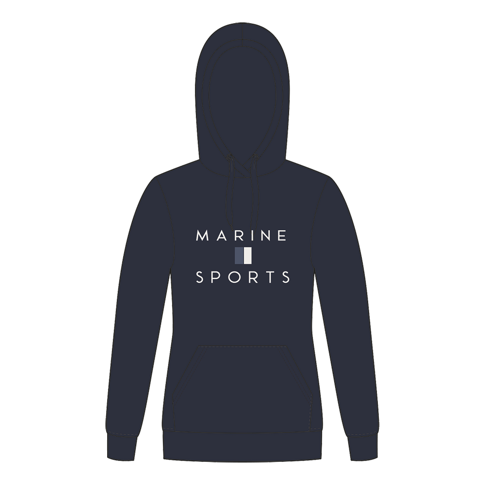 En enkel, navyblå hættetrøje med minimalistisk logodesign. Midt på brystet står teksten "MARINE SPORTS" i lyse, luftige bogstaver med en lille firkantet markør i midten, hvilket giver et maritimt og sportigt udtryk. Trøjen har klassisk hætte med snore, ribkanter og en kangaroo-lomme foran. Det rene, tidløse look gør den velegnet til både hverdagsbrug og afslappet sportsinspireret styling.