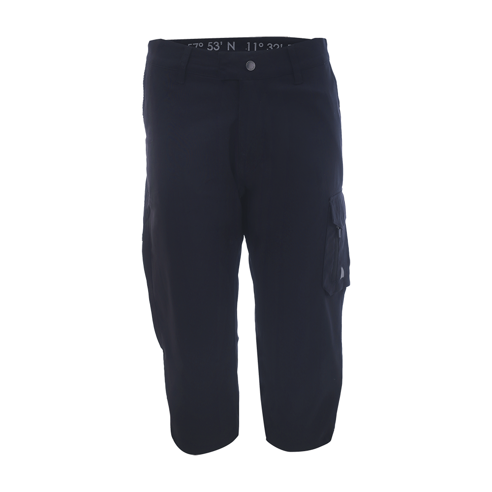 Et par mørkeblå knælange cargoshorts i enkel og funktionel stil. De har linning med bæltestropper og en synlig knap foran, sidelommer samt en praktisk cargolomme med klap og lynlås på højre ben. Stoffet virker let og slidstærkt, ideelt til udendørs aktiviteter eller fritid. Skæringen er lige og afslappet, hvilket giver god bevægelsesfrihed og et tidløst, praktisk udtryk.