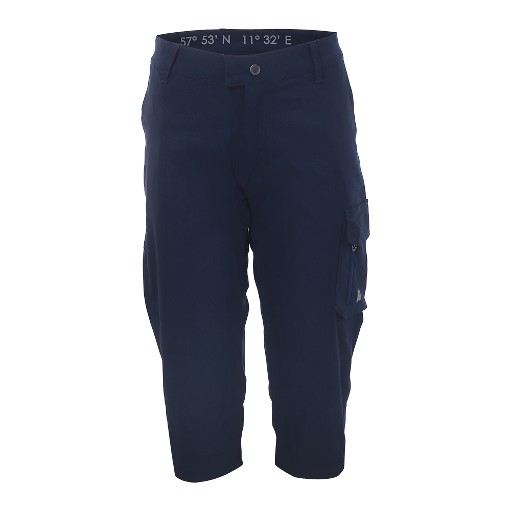 Disse mørkeblå knælange cargobukser har et enkelt og funktionelt design. Fremstillet i et blødt, let materiale med bæltestropper, trykknapslukning og en rummelig sidelomme med både lynlås og klap. Den matte farve og skræddersyede pasform giver et afslappet, men pænt udtryk, ideelt til fritids- og udendørsaktiviteter. Indvendigt i linningen ses et diskret tryk med koordinater, der tilfører et råt, nautisk touch.