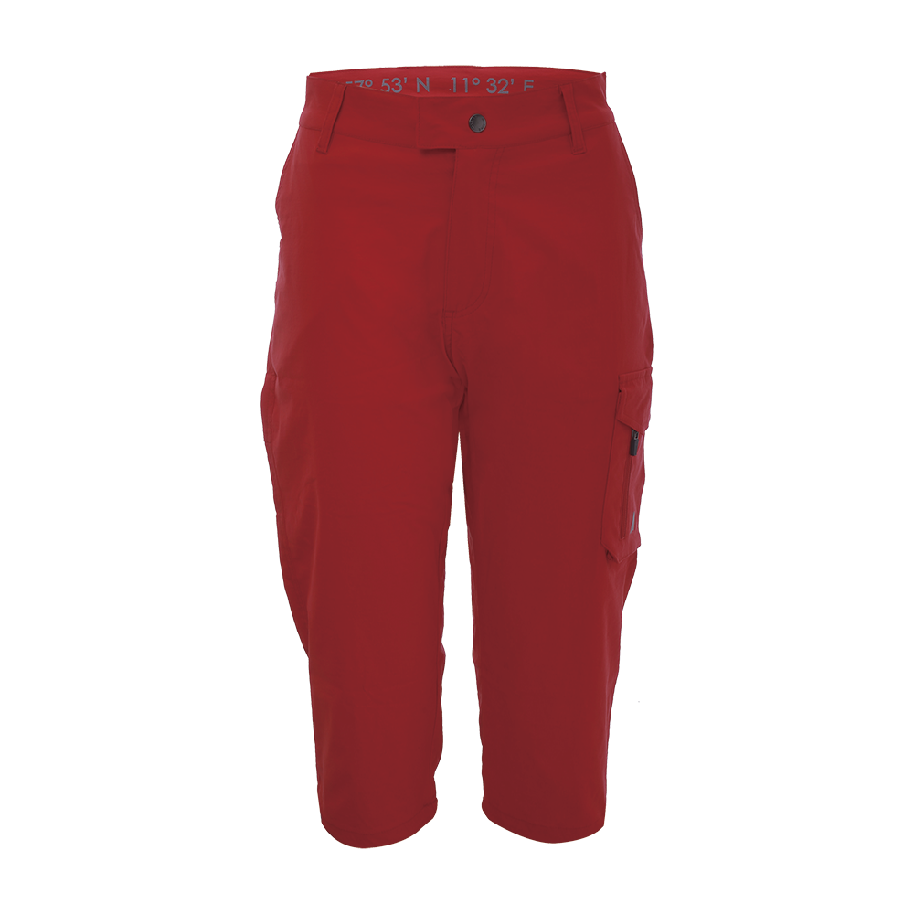 Disse knælange cargo-bukser i en dyb rød farve har et enkelt, funktionelt design. De er fremstillet i et let, holdbart materiale med indsyede bæltestropper, knappelukning og skjult lynlås. På højre lår sidder en rummelig sidelomme med klap og lynlås, som giver praktisk opbevaring. Den skræddersyede pasform og neutrale stil gør dem velegnede til både fritids- og udendørsaktiviteter.